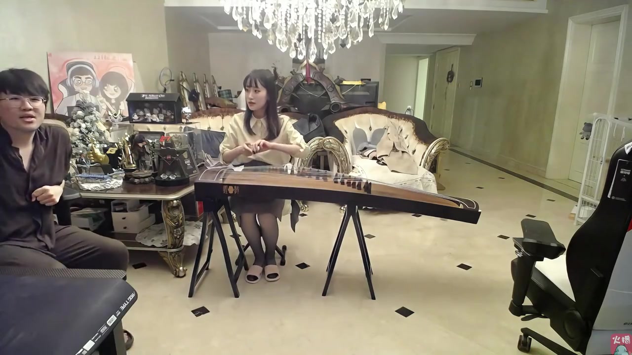 姿态看Kinko黑丝弹古筝优雅至极：好有感觉，跟电视剧电影里一样