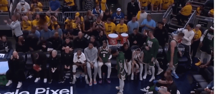 此前被NBA停薪禁赛4场！两名步行者球迷起诉去年用球砸人的贝弗利