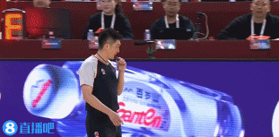 升级了！迪亚洛反击打进加罚 裁判回看后将杜润旺犯规判定违体