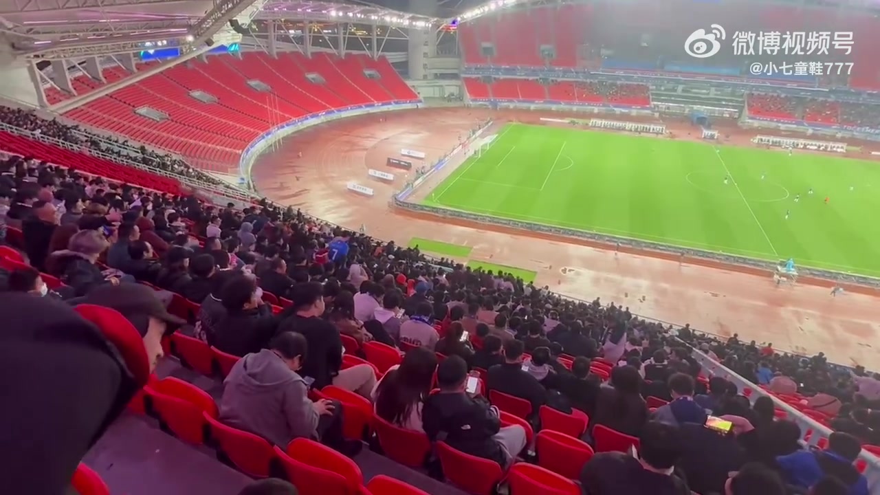 半场0-4！武汉三镇丢第4个球后，已经有球迷陆续离场