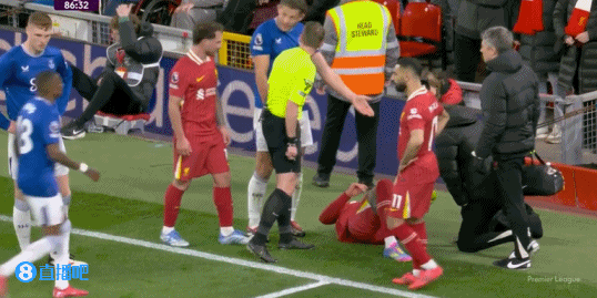 顺手的事😂努涅斯躺在场外，麦卡拉了一下让努涅斯躺回场内