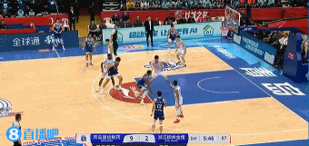 凶猛！杨瀚森拼下前场篮板 腾空暴起单臂将球砸进篮筐打成2+1