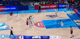 还好没事！曾凡博舍身突破上篮2+1 平拍在地非常痛&缓了半天