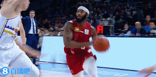 媒体人：曾凡博上一场摔得不轻 左边肩膀不是很舒服 对投篮有影响