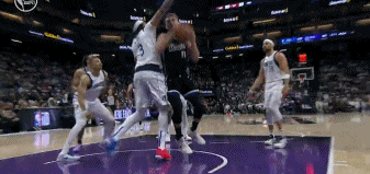 幸无大碍！浓眉防守时被小萨击中面部 简单处理后继续作战