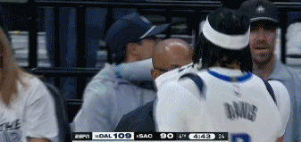 幸无大碍！浓眉防守时被小萨击中面部 简单处理后继续作战