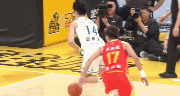 付政浩：这是一场极致的肉搏大战 广厦靠防守制胜 吴骁成铁血奇兵