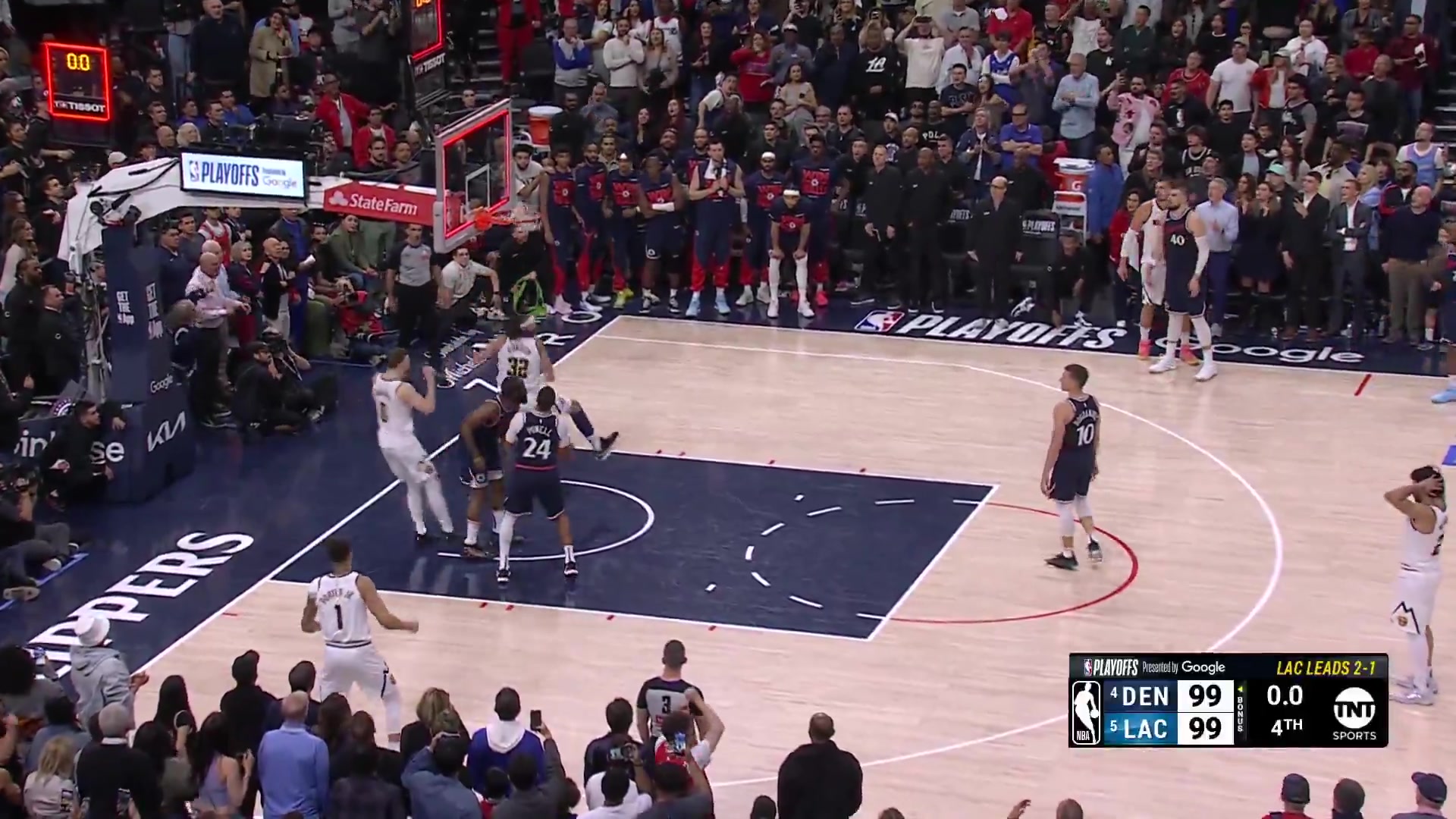 妹超时啊啊🤯！NBA官方晒戈登绝杀瞬间：灯亮时球刚好脱离手指