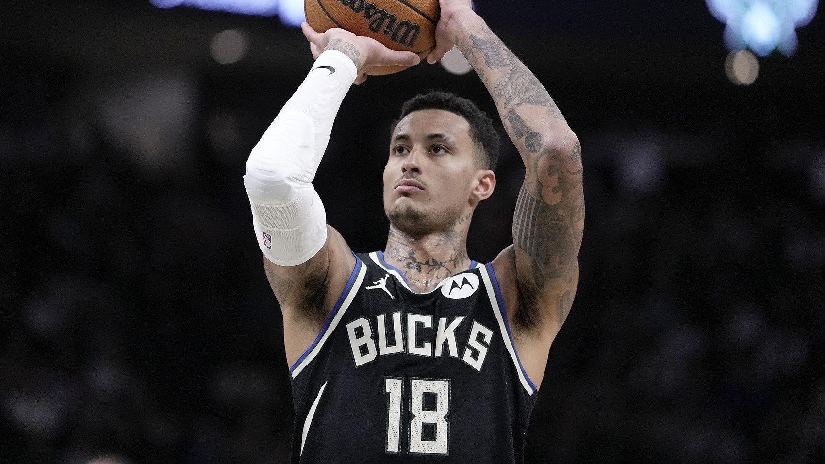 都干啥呢？雄鹿首发仅字母哥一人得分上双