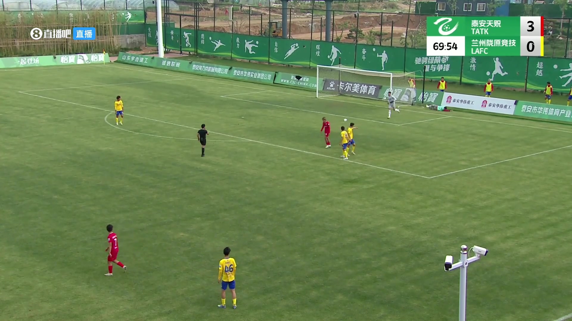 活久见！中乙球童翻过广告牌连滚数圈，主裁向客队热身球员出红牌