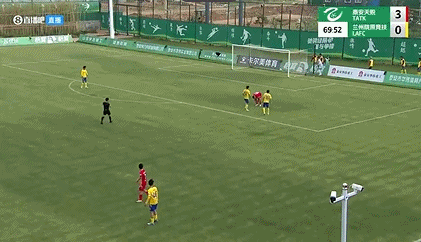 活久见！中乙球童翻过广告牌连滚数圈，主裁向客队热身球员出红牌