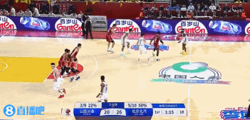 难顶😥曾凡博掩护吃到第3次犯规+嘴唇出血 还被迪亚洛打了一下