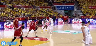 难顶😥曾凡博掩护吃到第3次犯规+嘴唇出血 还被迪亚洛打了一下