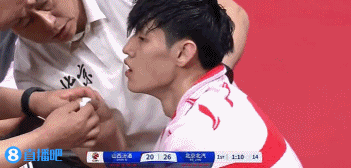 难顶😥曾凡博掩护吃到第3次犯规+嘴唇出血 还被迪亚洛打了一下