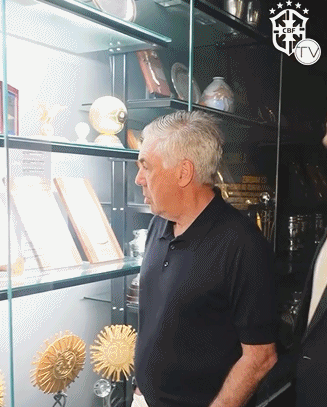 冲击六星!安帅参观巴西博物馆凝视大力神杯,比划再放一座