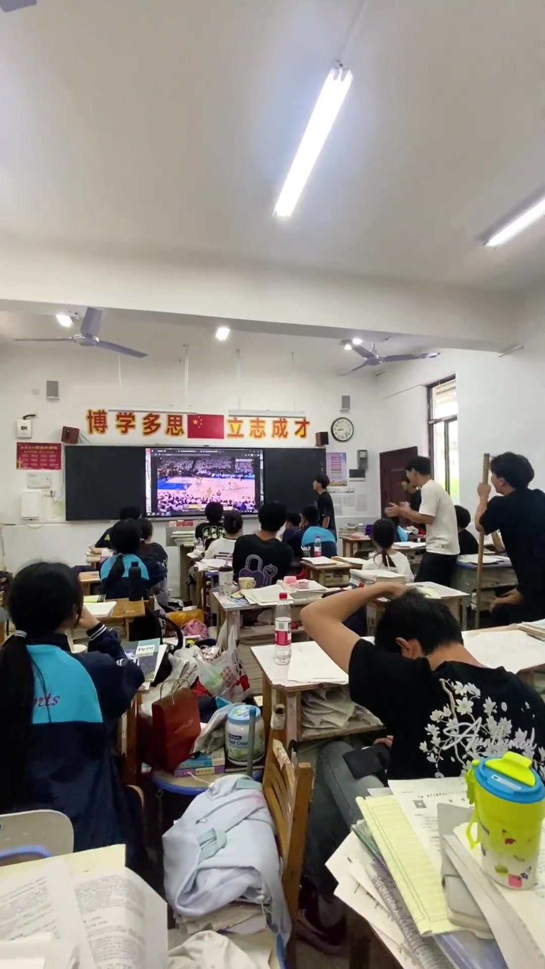 完美的句号！😍高三学子跳上课桌庆祝绝杀 哈利惊现评论区