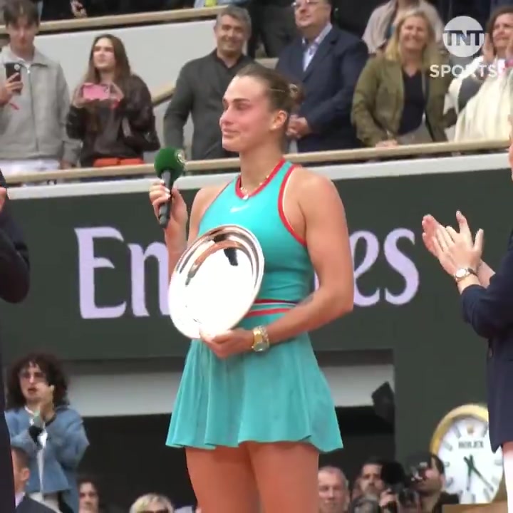 太痛了😖萨巴伦卡脸颊带泪致辞：很难过，但还是祝贺高芙拿法网